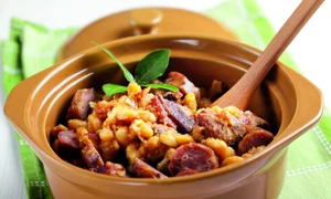 fasole cu carnati si carne de porc jpeg