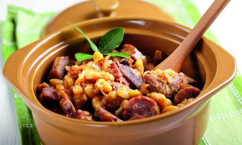 fasole cu carnati si carne de porc jpeg