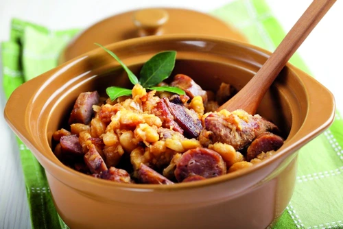 fasole cu carnati si carne de porc jpeg