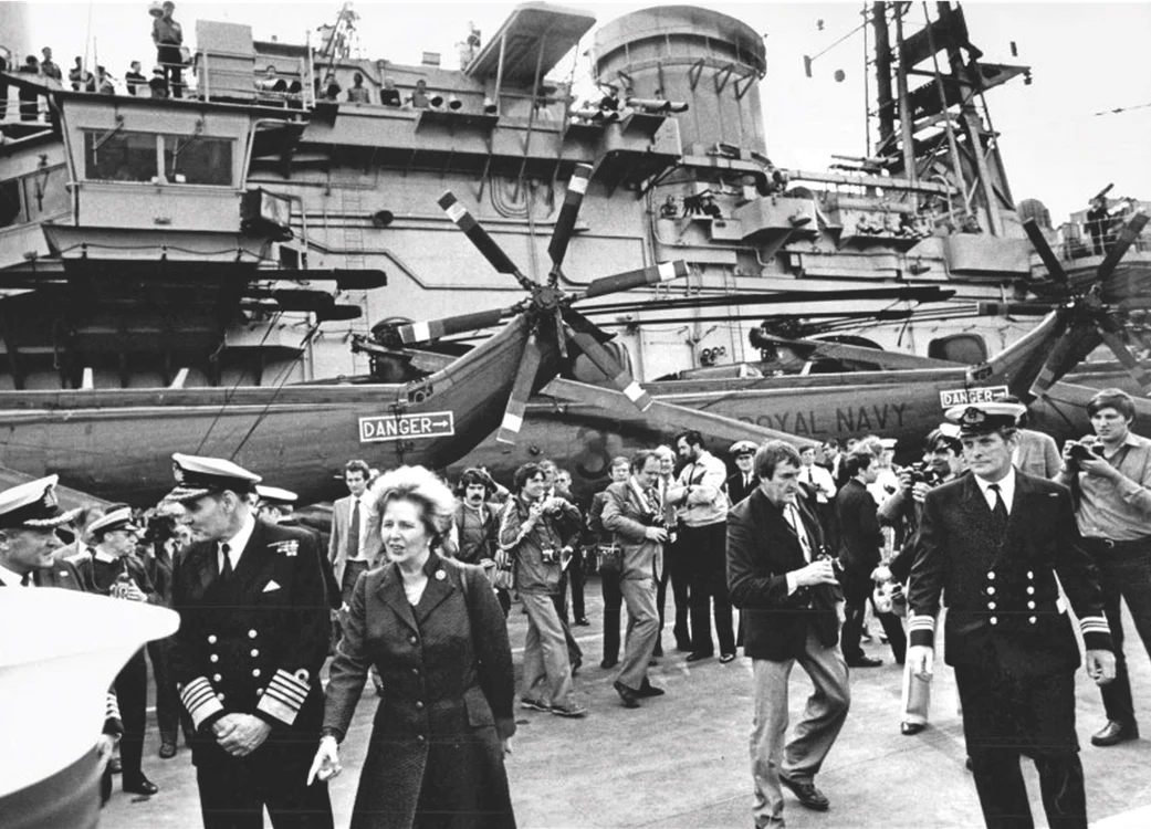 Premierul Margaret Thatcher la bordul portavionului Hermes la sfârșitul conflictului