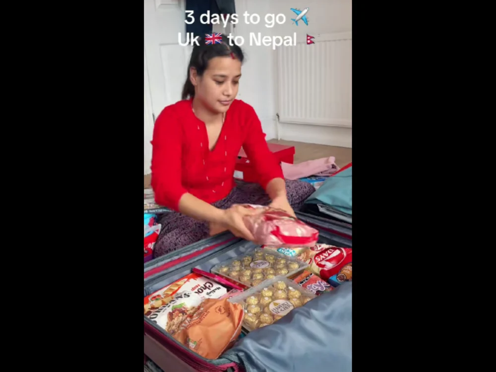 O nepaleză din Marea Britanie a devenit virală după ce și-a umplut valiza cu dulciuri pentru cei de acasă. „Sunt din România și facem la fel”