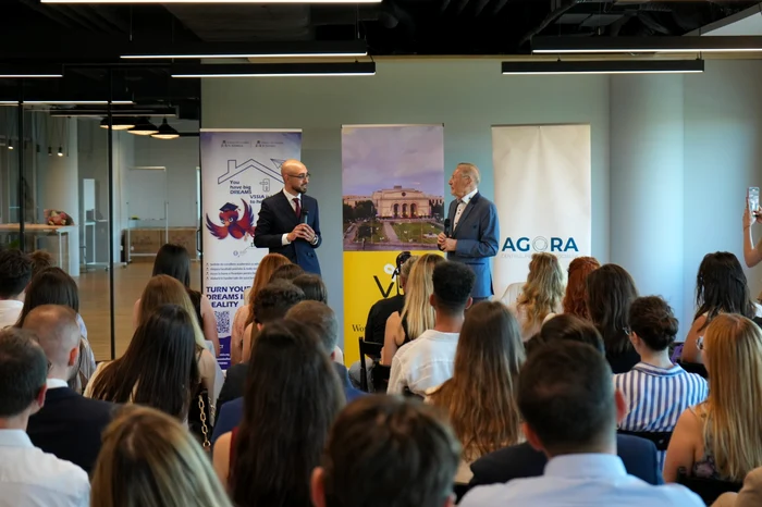 Alexandru Manda, scenă, public