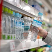 Sticla cu apa in supermarket