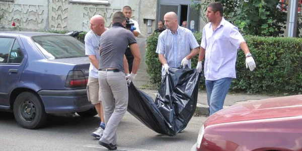 Reşiţa: VIDEO Un tânăr consumator de droguri şi-a ucis mama chiar de ziua tatălui acestuia