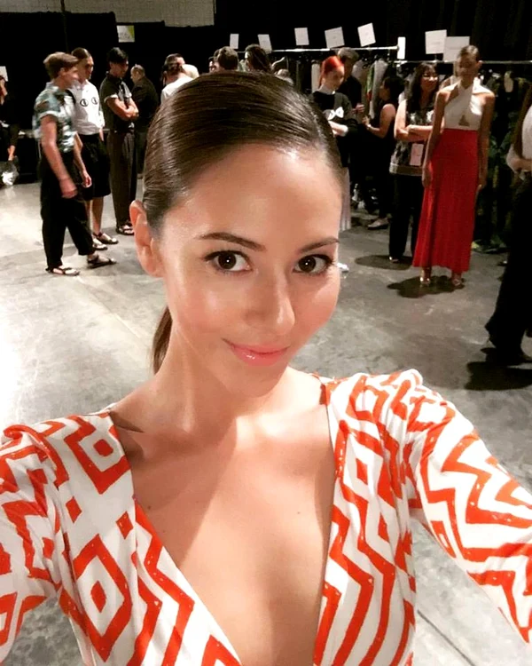 Jessica Michibata, o prezenţă plăcută
