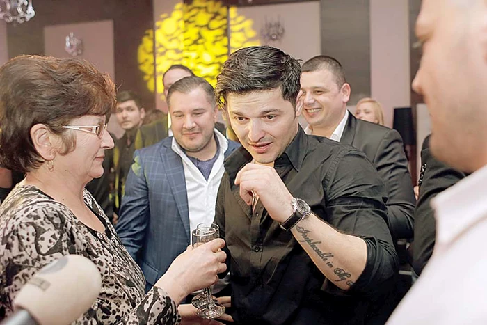 Liviu Vârciu a fost emoționat de urările mamei sale (Fotografii: Ambasad’Or)