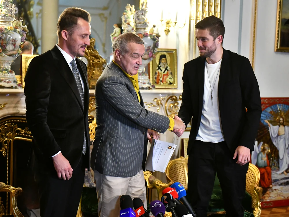 
    Gigi Becali e foarte încântat de talentul lui Sergiu BușFoto: sportpictures.eu  