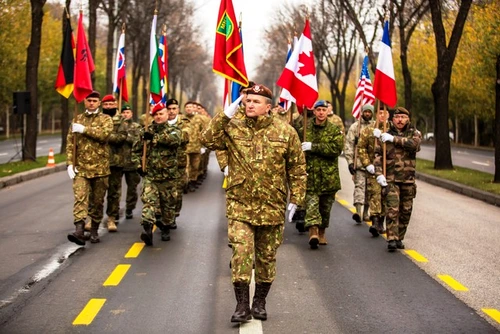 Militari din mai multe țări NATO vor defila la București