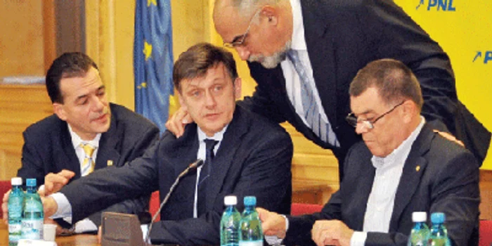 Crin Antonescu, susţinut de conducerea PNL
