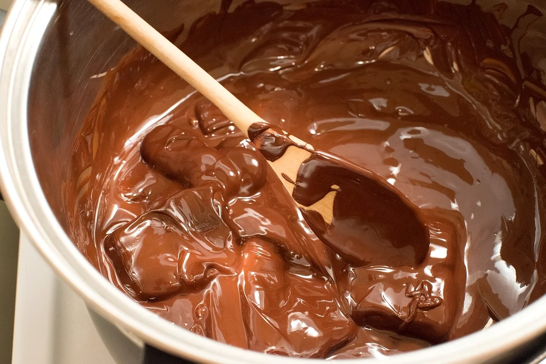Crema de ciocolată simplă devine Nutella de casă, dacă adăugați alune de pădure în compoziție