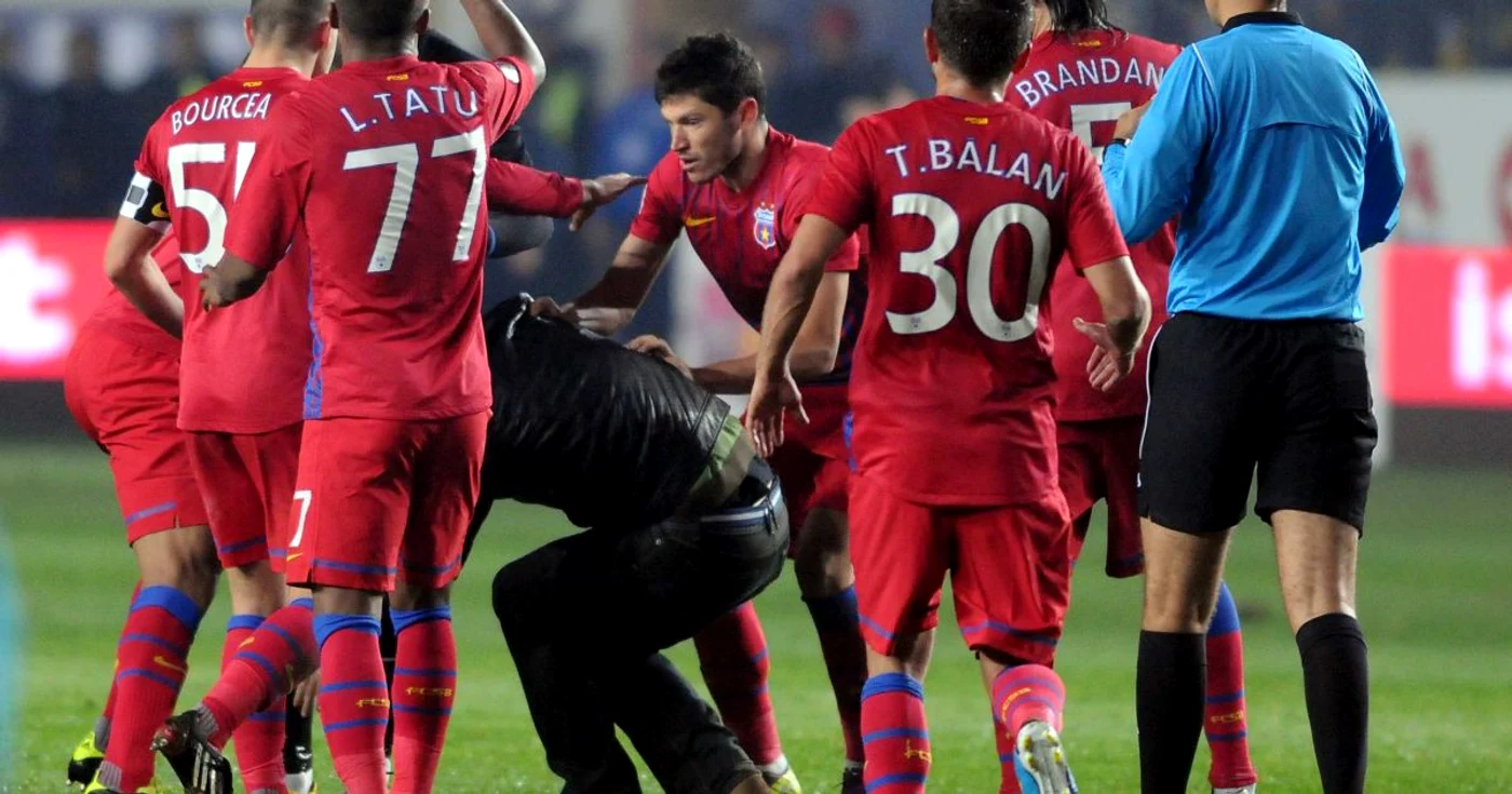 Fotbaliștii Stelei îi aplică o pedeapsă corporală huliganului care l-a lovit în figură pe Galamaz