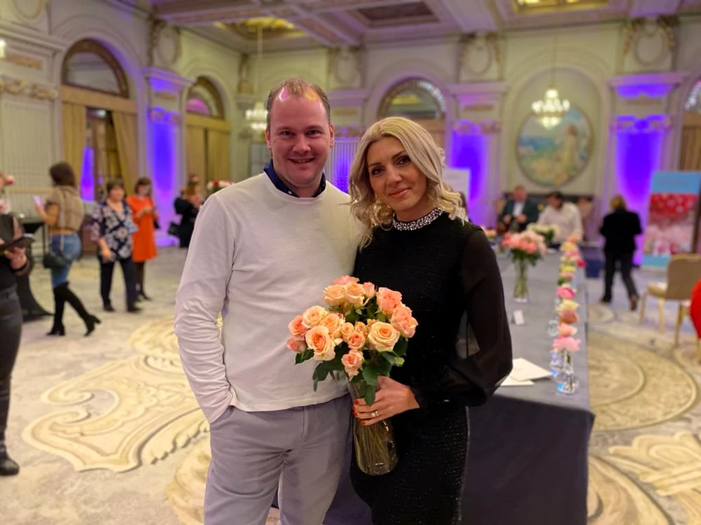 Floristul Alina Neacșa, alături de olandezul Wouter de Vries, managerul ”Parfum Flower Company”, la lansare