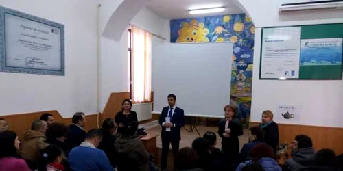 Băcăuanii care au copii la Grădiniţa 18 i-au cerut explicaţii viceprimarului Daniel Ştefan FOTO Mircea Merticariu