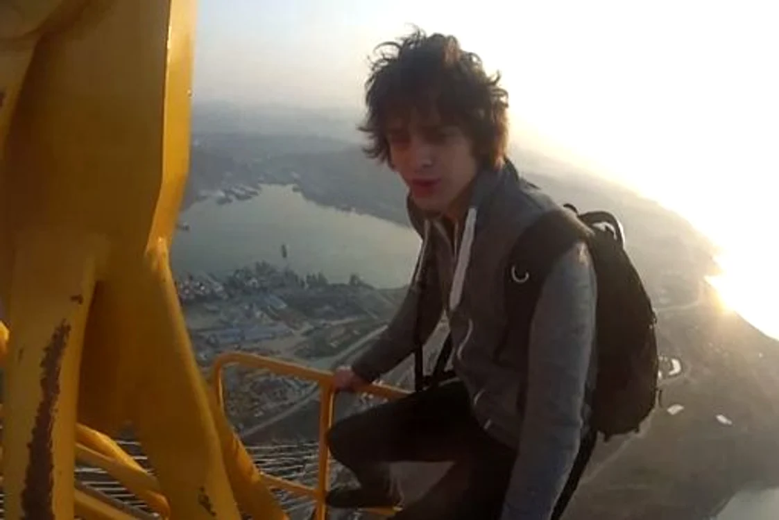 
    Cei trei tineri se pregăteau să escaladeze un pod de 300 de metri  