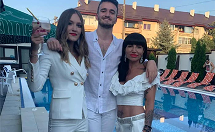 Melissa locuieşte la Londra, cu fratele şi cu mama ei