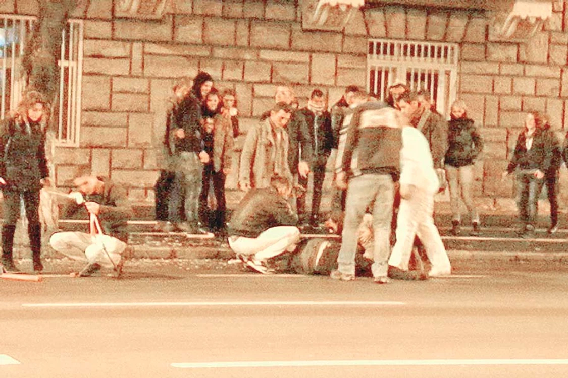 
    Imediat după  accident, agresorii  s-au făcut nevăzuţi (FOTOGRAFII: www.stiridecluj.ro)  