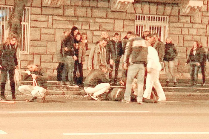 
    Imediat după  accident, agresorii  s-au făcut nevăzuţi (FOTOGRAFII: www.stiridecluj.ro)  