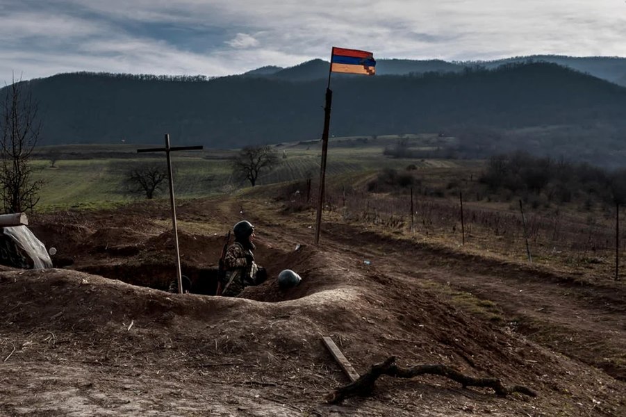 Etnicii armeni din Nagorno-Karabah au început să predea armele către trupele ruse de menţinere a păcii