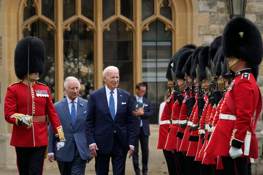 Întâlnire istorică. Joe Biden, primit de Regele Charles la castelul Windsor FOTO VIDEO