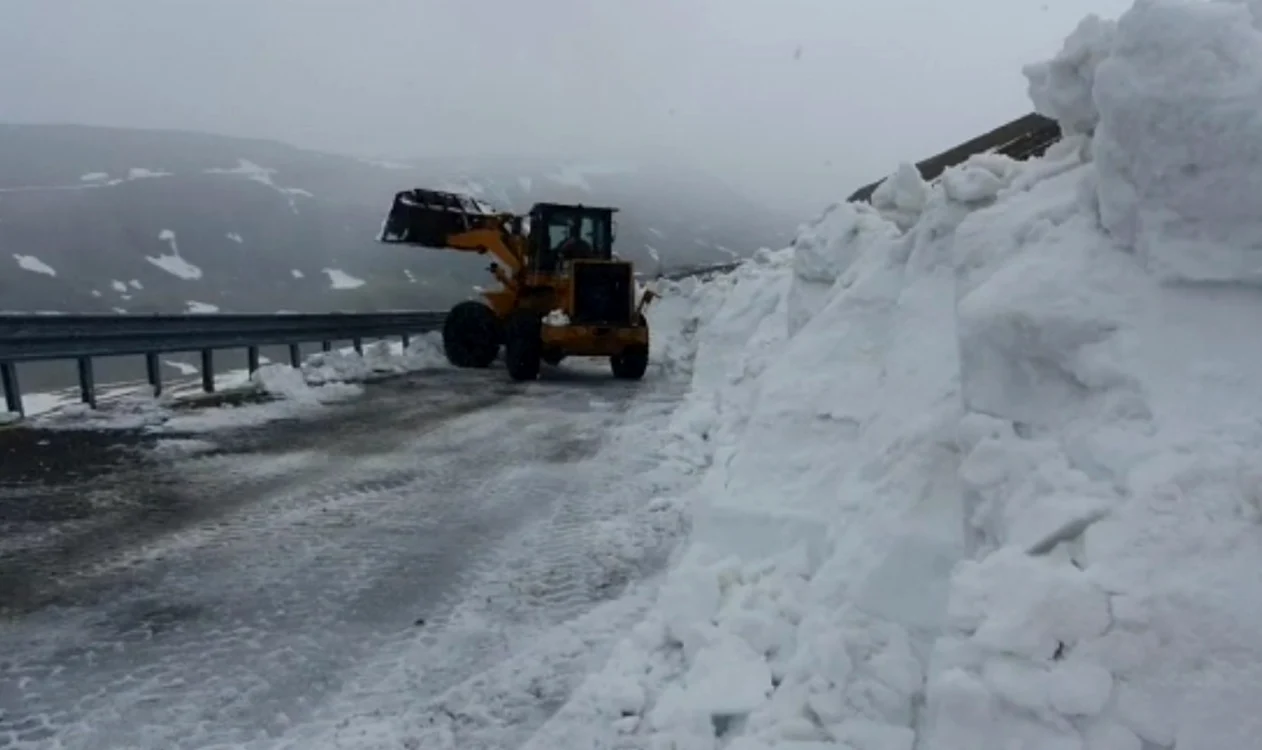 Lucrările de deszăpezire pe Transalpina au continuat şi ieri