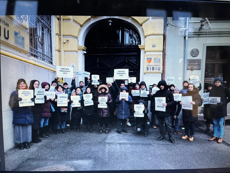 Filarmonica din Sibiu este de ani de zile în grevă: istoria protestului. Interviu cu Monica Florescu, lidera Sindicatului Artiștilor Instrumentiști din Filarmonica de Stat Sibiu
