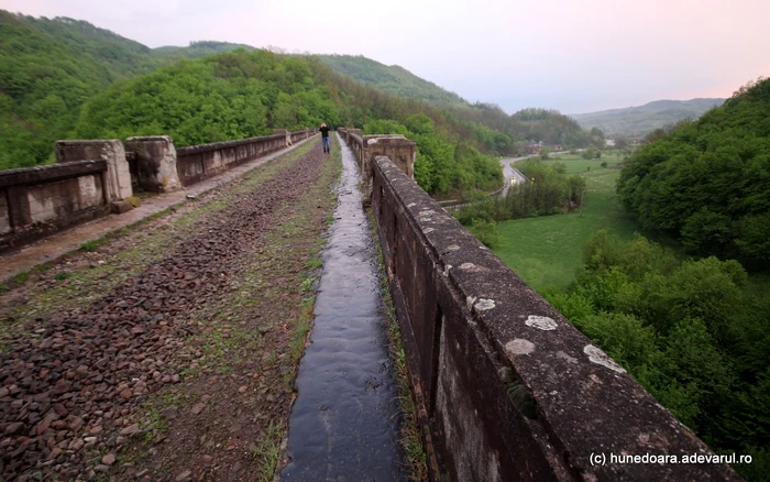 Viductul Luncoiu, rămas pe fosta cale ferată Deva - Brad. Foto: Daniel Guță. ADEVĂRUL