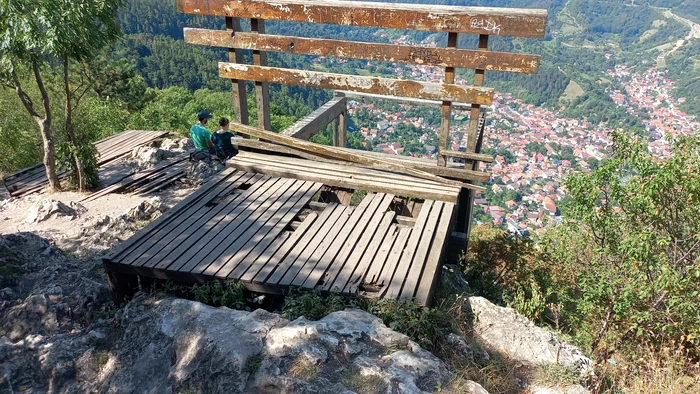 Platformă lăsată în paragină și devenită periculoasă, pe Muntele Tâmpa FOTO Ioan Buciumar
