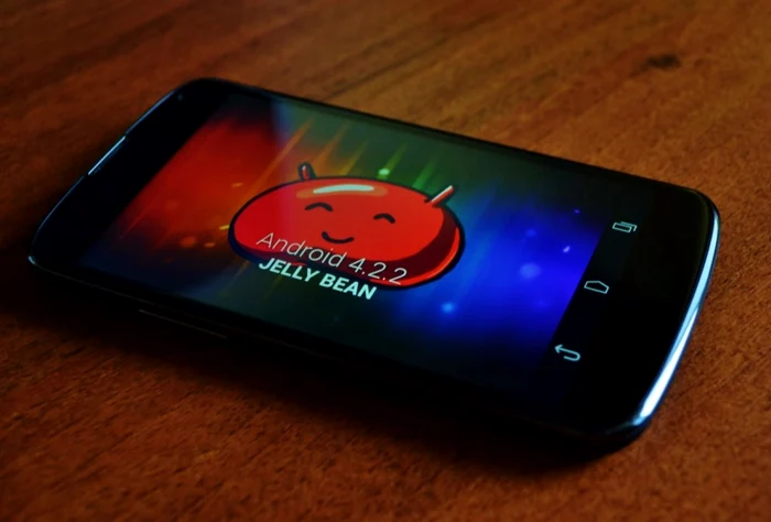 Google Nexus 4 rulează Android 4.2.2 FOTO Răzvan Băltăreţu