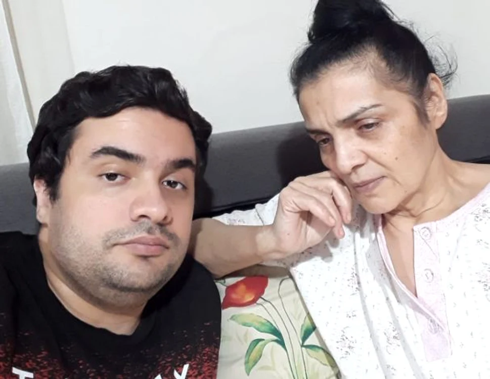 
    Cornelia Catanga și fiul ei, la câteva zile de la infarctFoto: arhivă personală  
