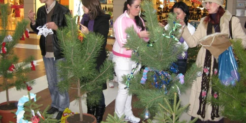 Elevii au înlocuit beteala din plastic, lucioasă, cu cea de hârtie