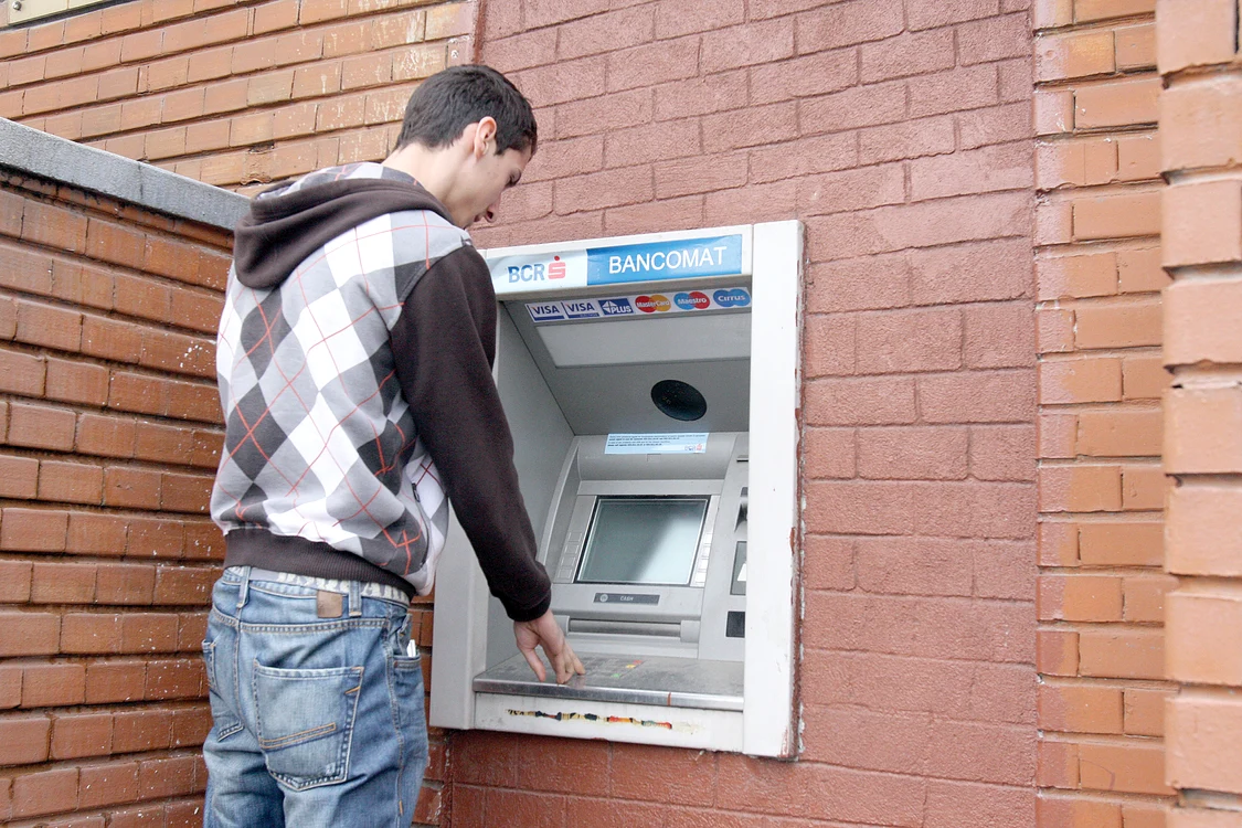 
    Din 3 martie, băncile sunt obligate să afişeze la bancomate câţi bani percep la fiecare tranzacţieFoto: Click!  