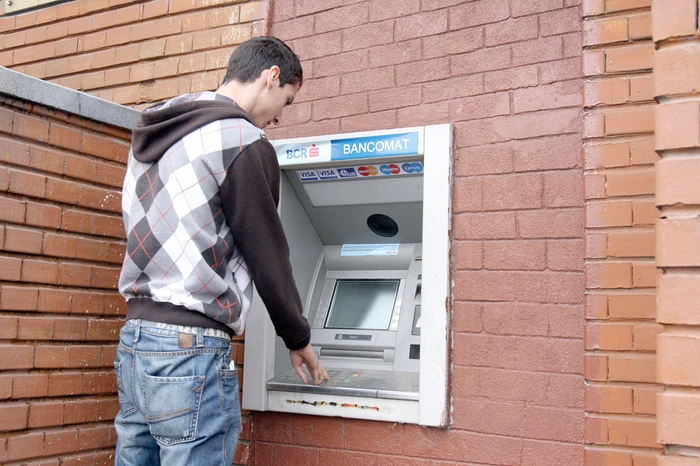 Din 3 martie, băncile sunt obligate să afişeze la bancomate câţi bani percep la fiecare tranzacţieFoto: Click!