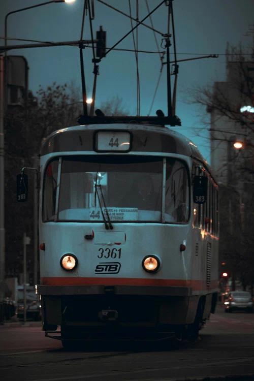 Anxietatea din transportul public este legată de anxietatea orașului. FOTO: Unsplash/Alex Ifti