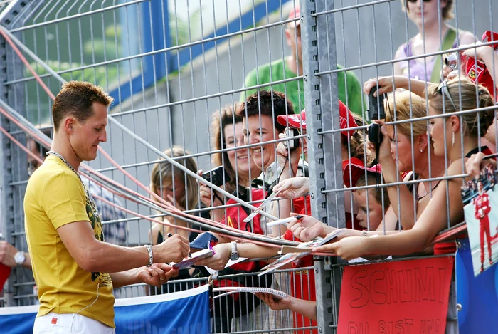 
    Pe când era pilot, Michael Schumacher dădea numeroase autografe Foto: Guliver / GettyImages  