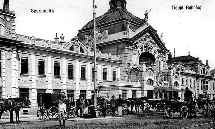 Cernăuţi, gara centrală la 1900 (foto: Wikimedia Commons)