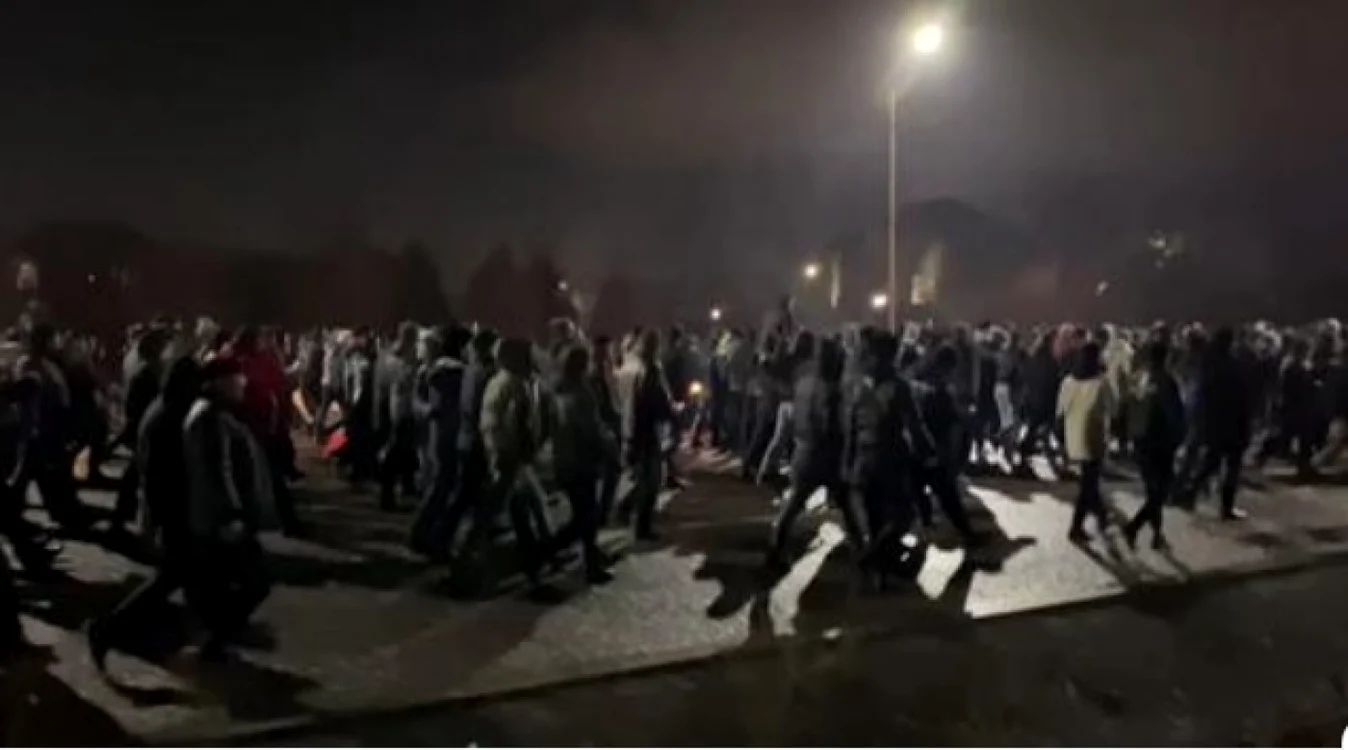 Manifestanţii din Kazahstan au scandat "Alga, Qazahstan!"/ "Înainte, Kazahstan!" şi "Shal, Ket! "/ "Pleacă, bătrâne", cel vizat fiind Nursultan Nazarbayev.