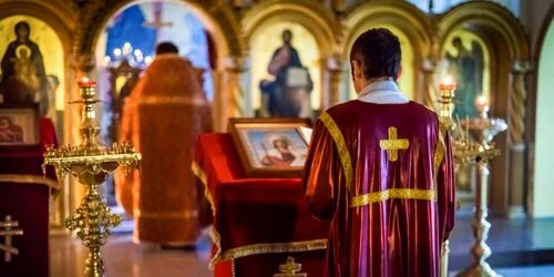 Preoți ortodocși în timpul slujbei religioase FOTO Shutterstock   Tatiana Skorikova jpg