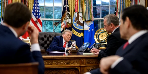 donald trump, la telefon cu vladimir putin foto x casa alba png