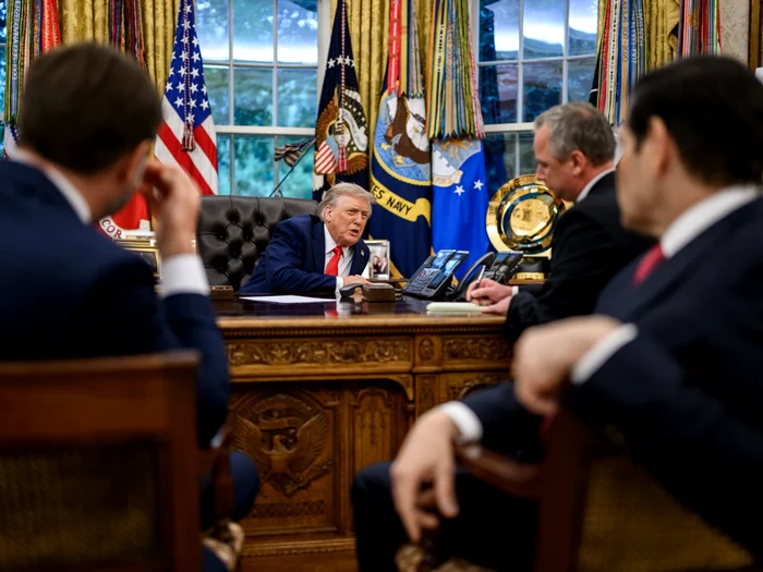 Donald Trump, la telefon cu Vladimir Putin/FOTO: X @White House