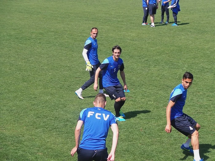 
    Chivu s-a pregătit cot la cot cu ceilalţi elevi ai "Regelui"foto: facebook Academia de fotbal Gheorghe Hagi  