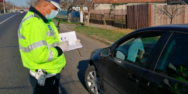 Poliţist filtru carantină mască mănuşi protecţie pandemie coronavirus covid 19 Poliţie maşină trafic control deplasare Sursa Facebook Poliţia Română