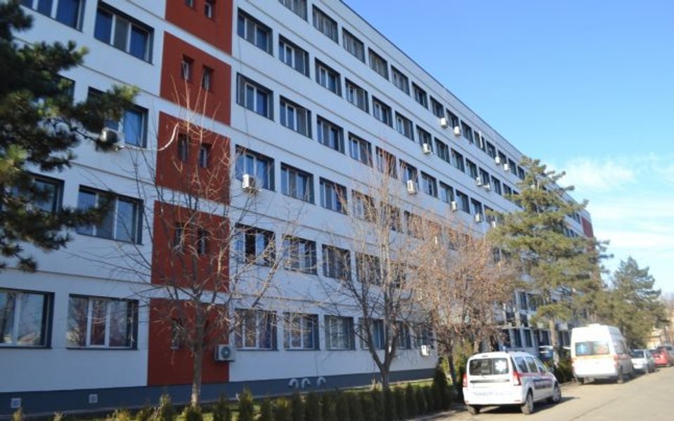 Familia unei paciente cu AVC acuză că femeia a fost lăsată să zacă în urină și fecale: „Avea escare în putrefacție, adânci de câțiva centimetri”