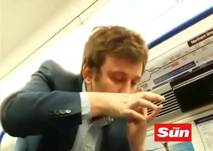 Bărbatului nu i-a păsat deloc că metroul era plin