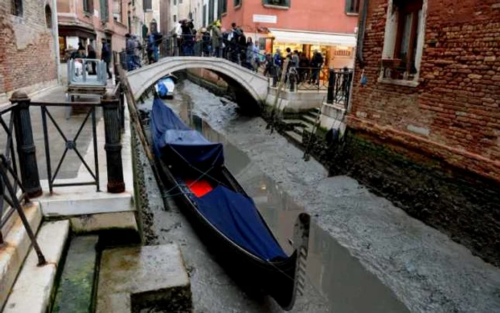 Canalele din Veneţia au secat - gondole FOTO AFP 