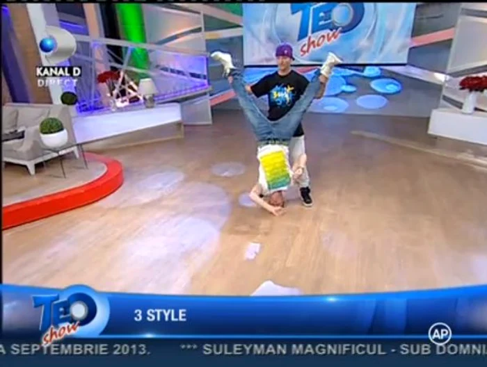 Ionuţ şi fratele lui au dansat în platoul emisiunii "Teo Show" (captură: Kanal D)