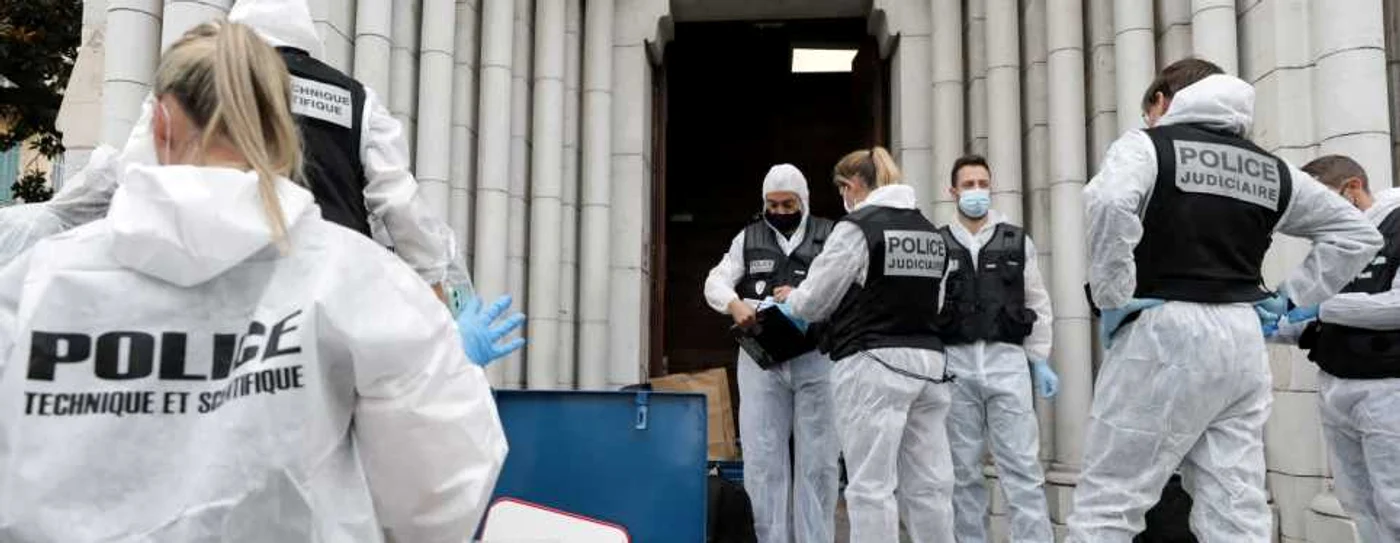 Trei persoane, un paracliser şi două enoriaşe, au fost ucise, dintre care cel puţin una decapitată, în atacul dintr-o biserică din Nisa. FOTO EPA-EFE / Sebastien Nogier