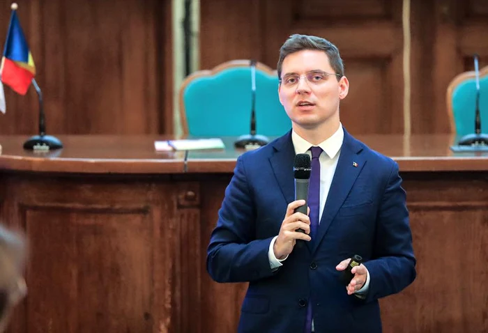 
    Victor Negrescu i-a luat prin surpindere pe colegi cu gestul său Foto: arhivă personală  