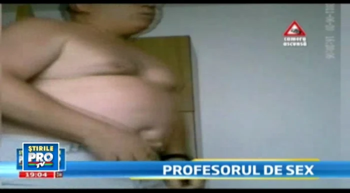Profesorul a fost filmat în camera de cămin. / FOTO: Captură PRO TV