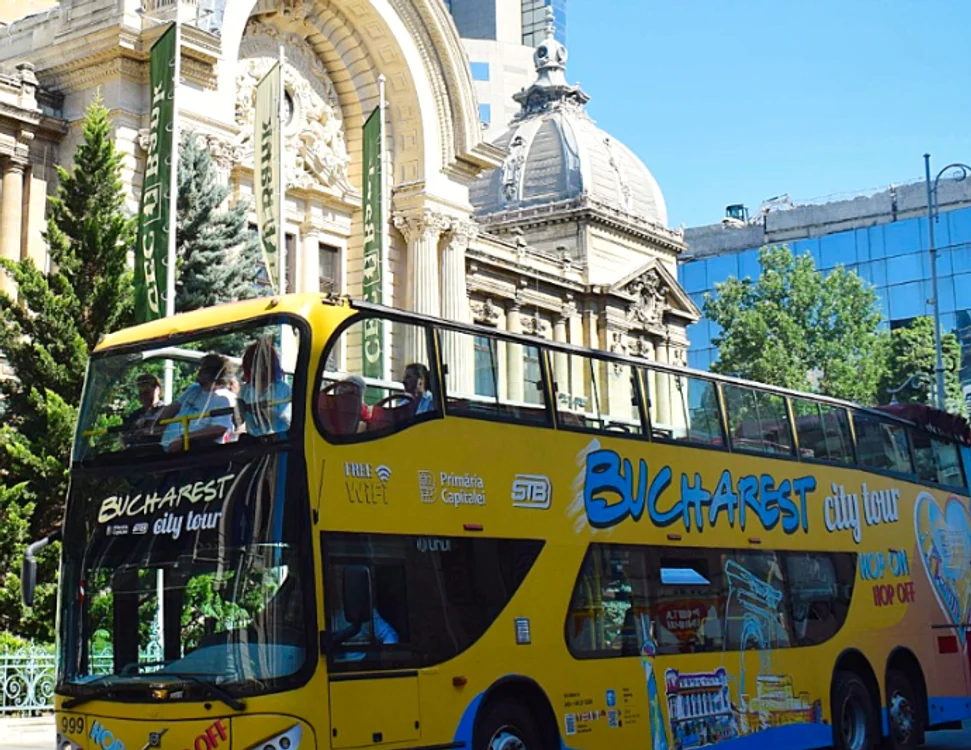 Autobuzele turistice ale Bucureștiului intră în funcţiune de astăzi.