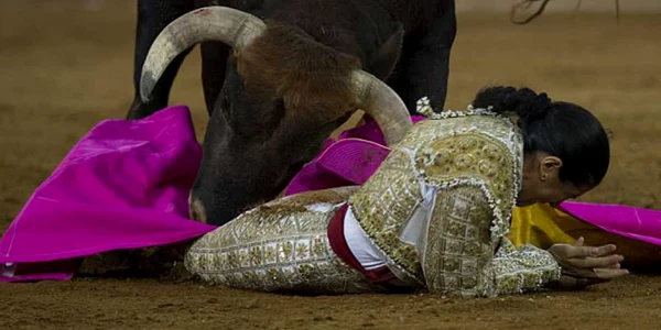 Lupita Lopez distracție în arenă foto AFP/YURI CORTEZ